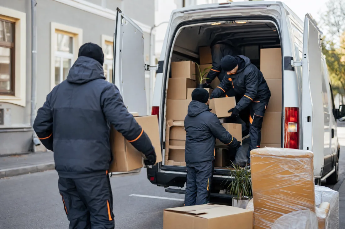 Tallinna meeskond laadib koos kaubikut